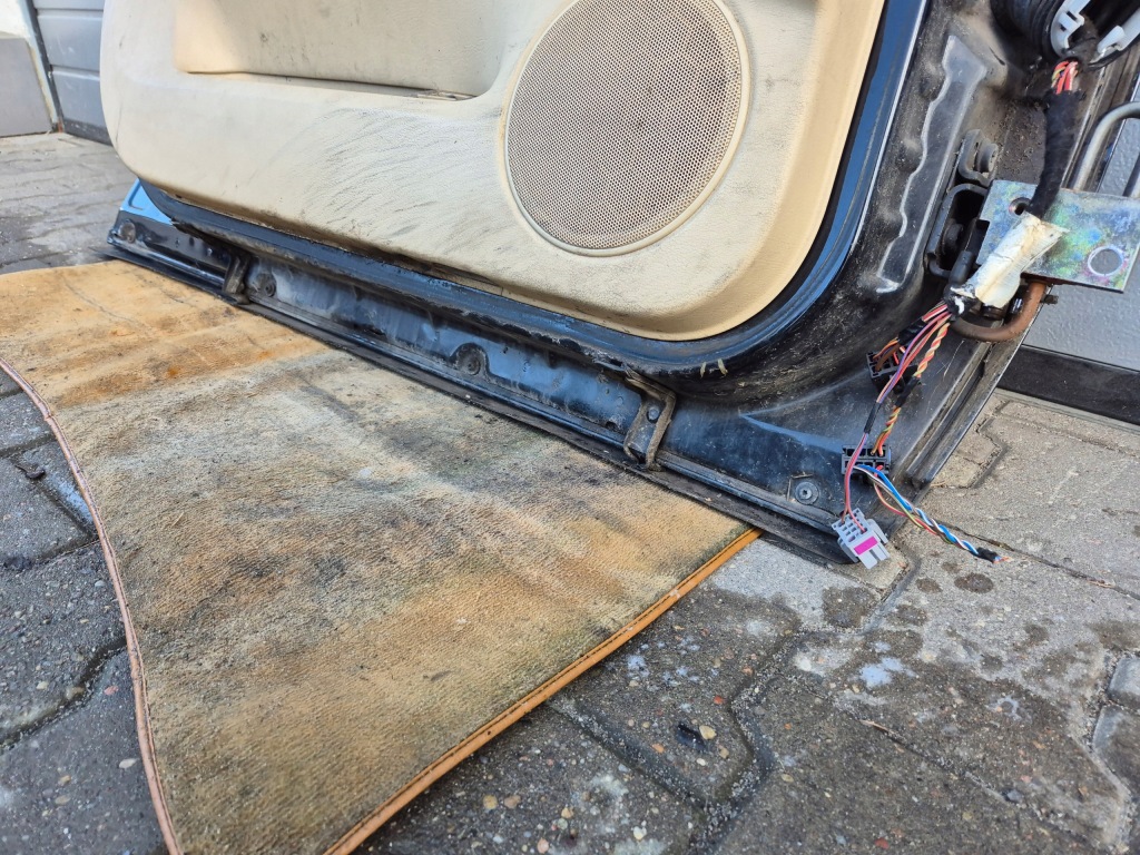 Vw passat b5 рестайлінг  двері передні ліва комплект  l041 Зі Шроту