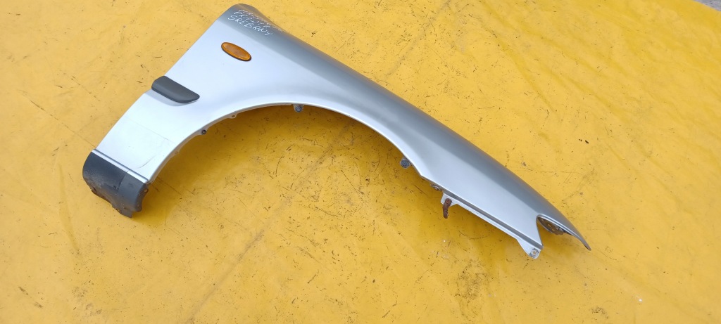 Крило правий перед mazda 626 94-98r сріблястий в Україні