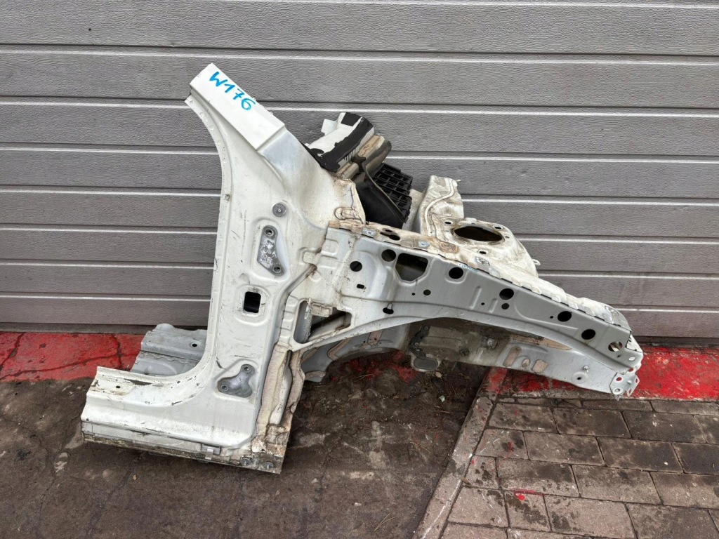 фото №1, Mercedes w176 чверть права перед лонжерон 2012r.