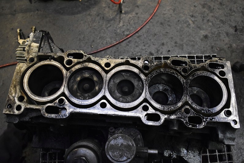 фото №16, Блок dół двигателя wał 30777889 volvo v70 2 ii 2.4 d5 185 km lift 04-08