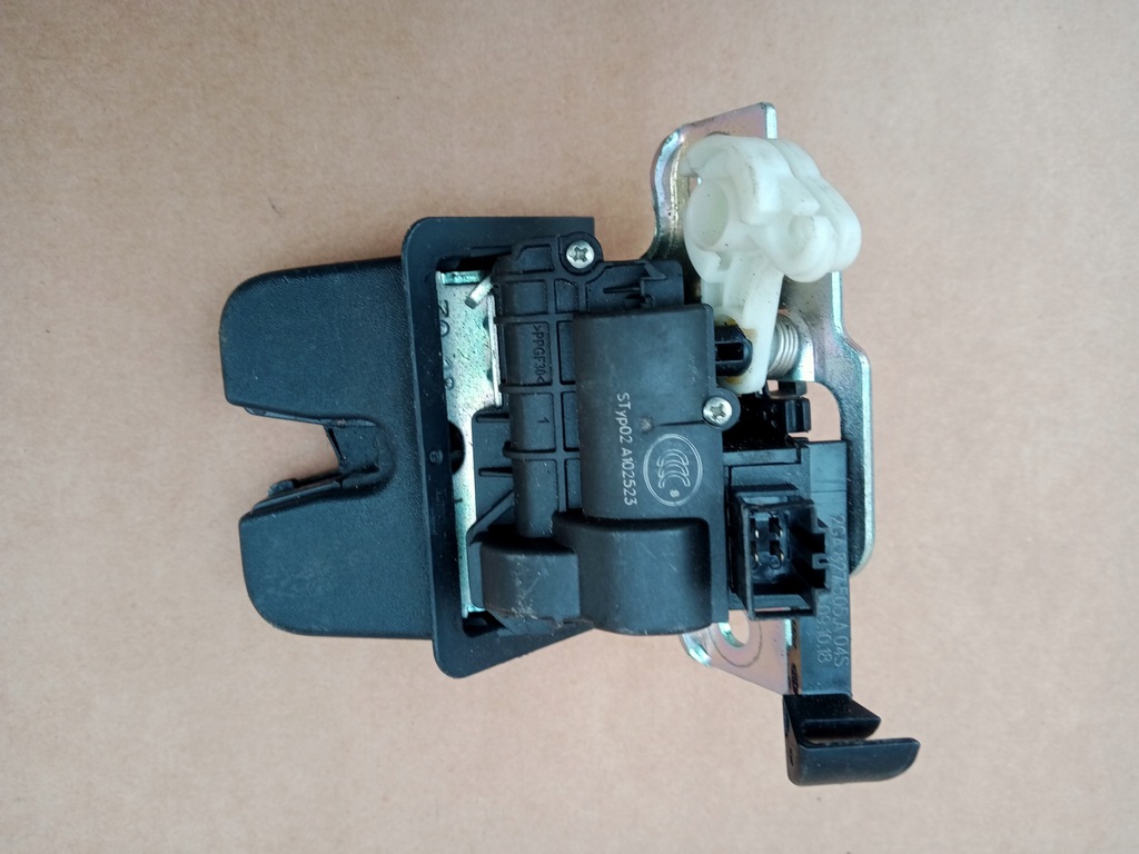 фото №1, Vw t-roc замок крышки багажника