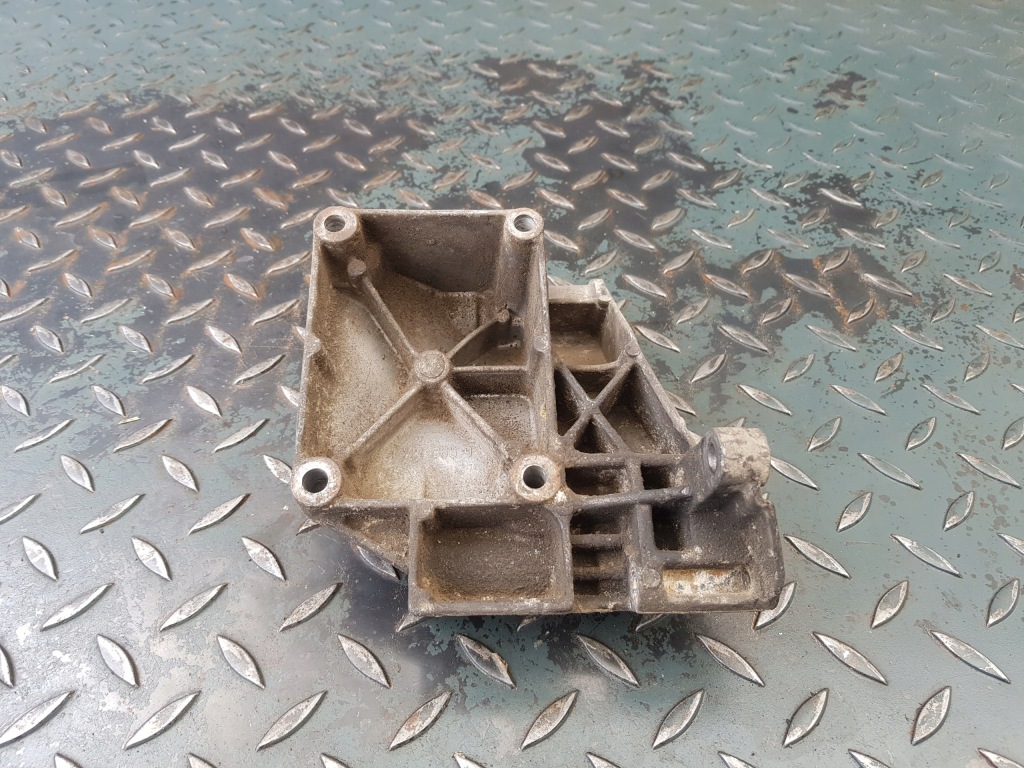 Кронштейн кронштейн генератора 1 721 865.9 bmw e30 316i 318i m40 Недорого