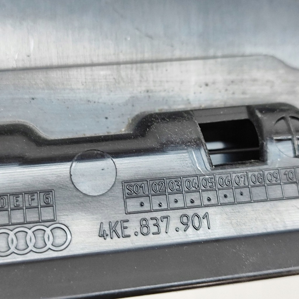 фото №7, Audi e-tron 2019 левая сторона молдинг / прокладка стекло дверь