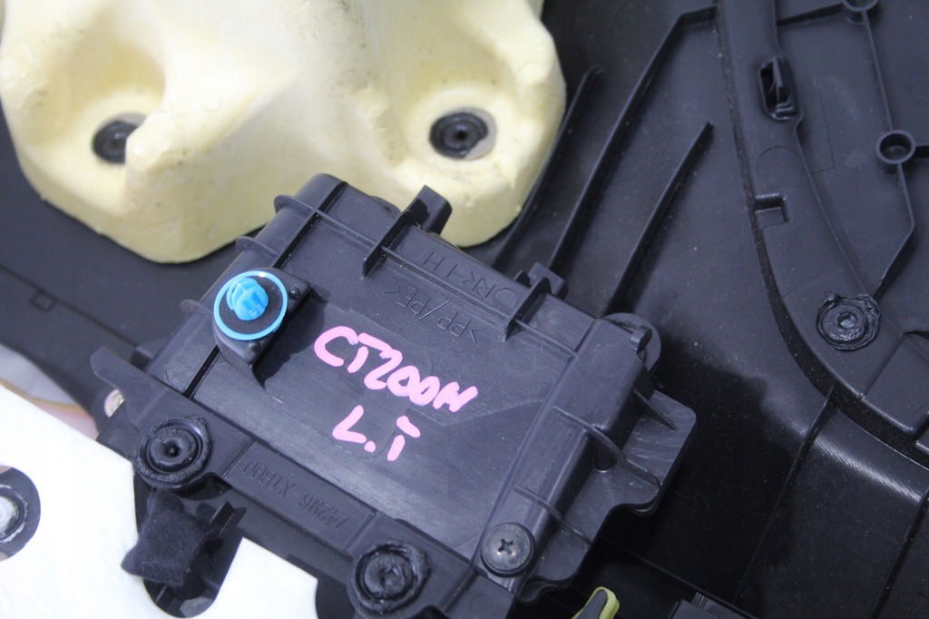 фото №5, Оббивка обшивка двері лівий задня lexus ct200h