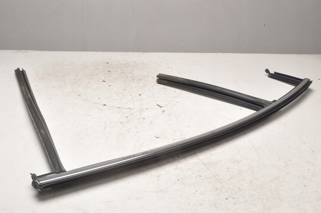 фото №1, Volvo s60 iii молдинг прокладка скло задня права