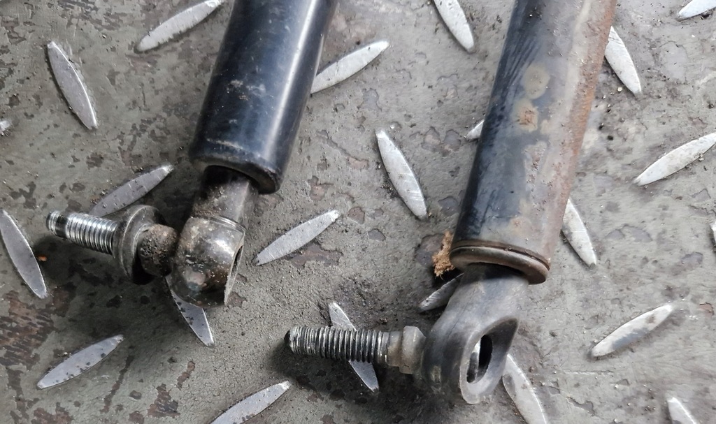 фото №4, Амортизатори кришки chrysler pt cruiser