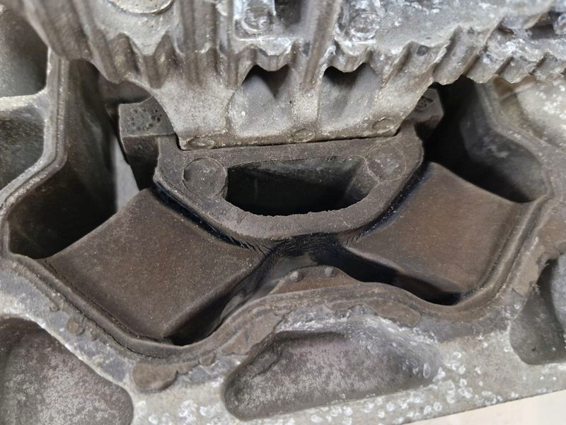 фото №5, Renault master 3 iii movano 2 ii 2.3 dci кронштейн подушка двигателя 112108180r