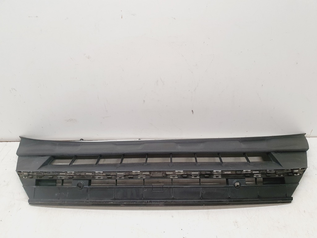 фото №1, Vw touareg r-line 760807061a решётка бампера средняя