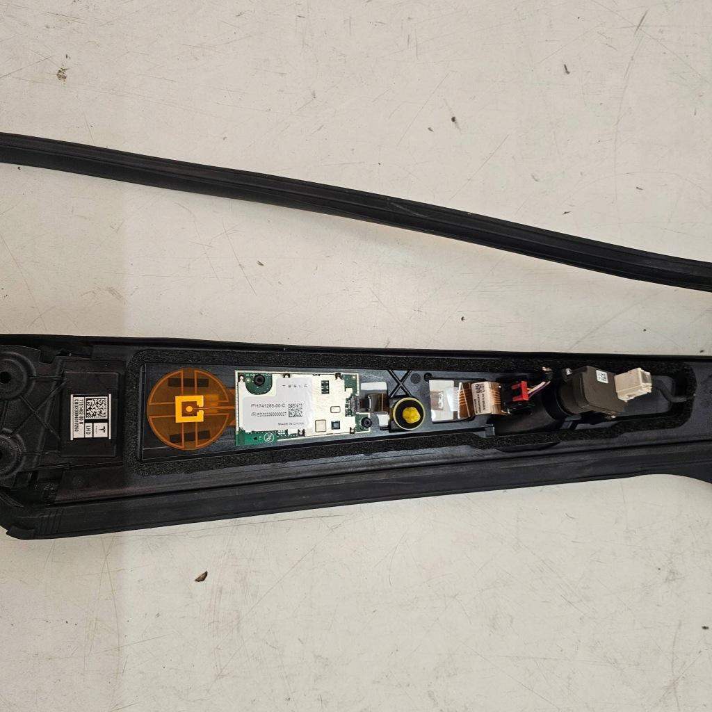 фото №11, Молдинг защита стойка камера левая tesla x plaid 2022r 1751462-00-b