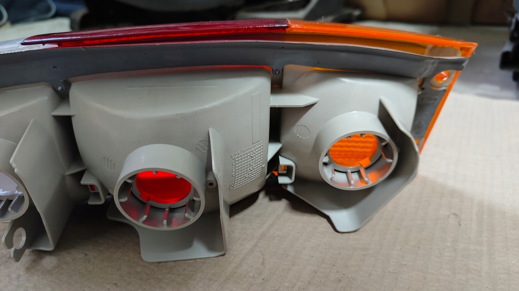 фото №13, Лампа задняя правая оригинальная nissan vanette c120 26520-y9525