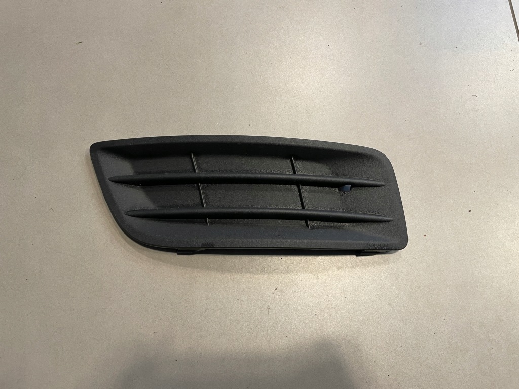 фото №1, Volvo s40 v50 заглушка бампера права 30779103