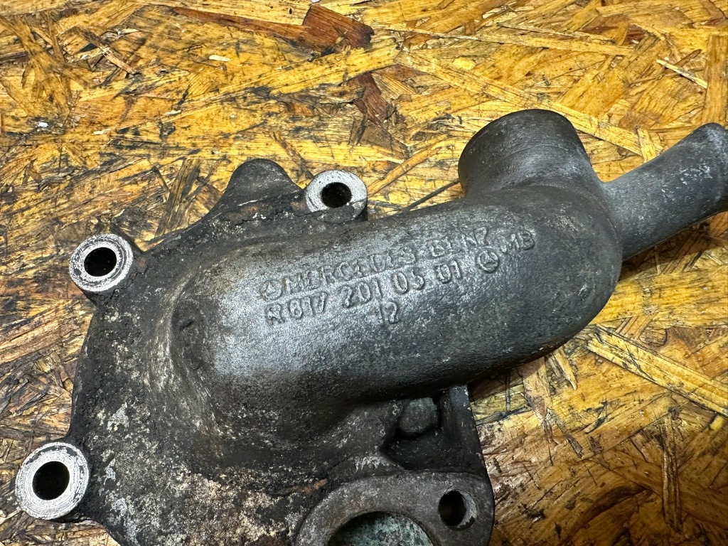 Патрубок корпус насоса води mercedes w123 300d 6172010501 Київ