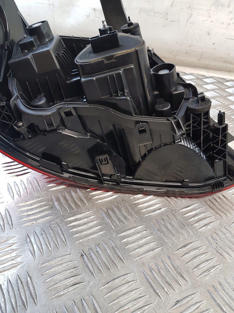 фото №13, Лампа правая задняя 9817299580 peugeot 301 lift 18r- europa