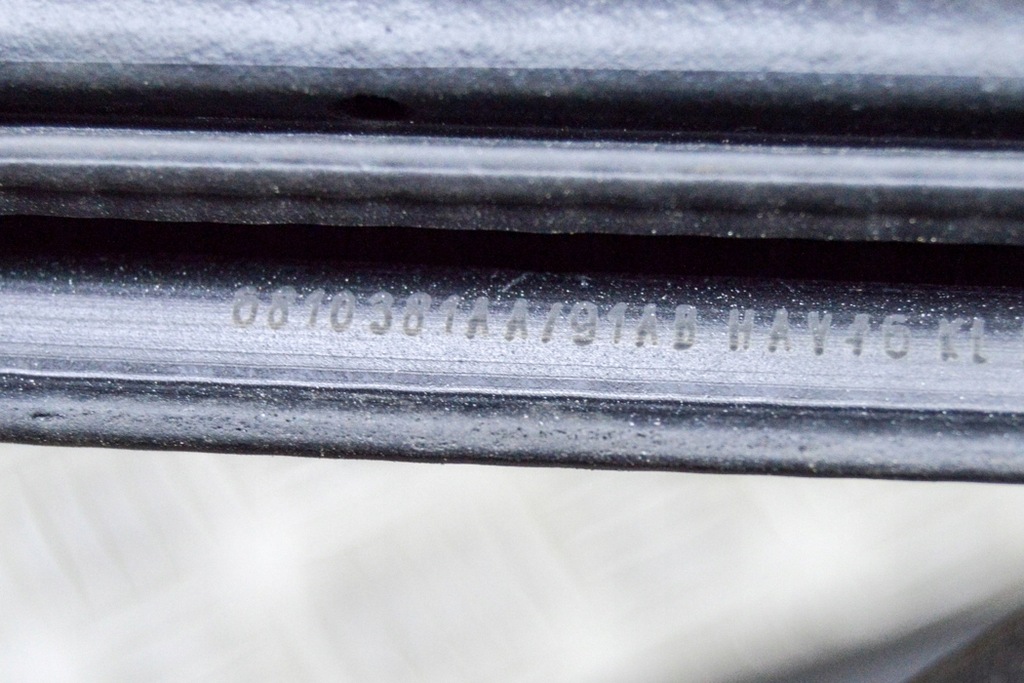 фото №6, Jeep cherokee kl передняя левая прокладка дверь резиновый 6810391ab 2015