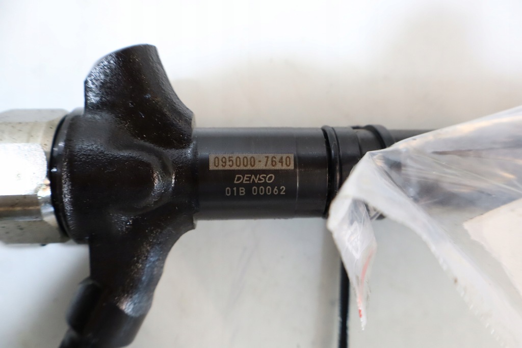 фото №4, Інжектор форсунка toyota corolla verso ii 2.2d4d