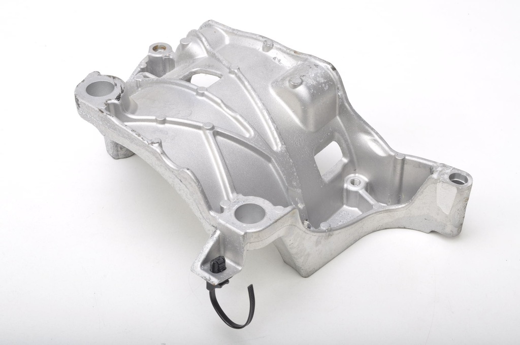 фото №1, Volvo xc40 кронштейн кронштейн генератора 31480101