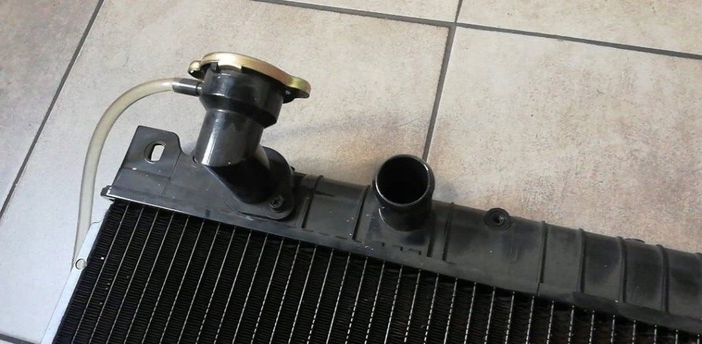 Mazda 323 2 bd автоматична коробка передач радіатор води 122100-2865 в Україні