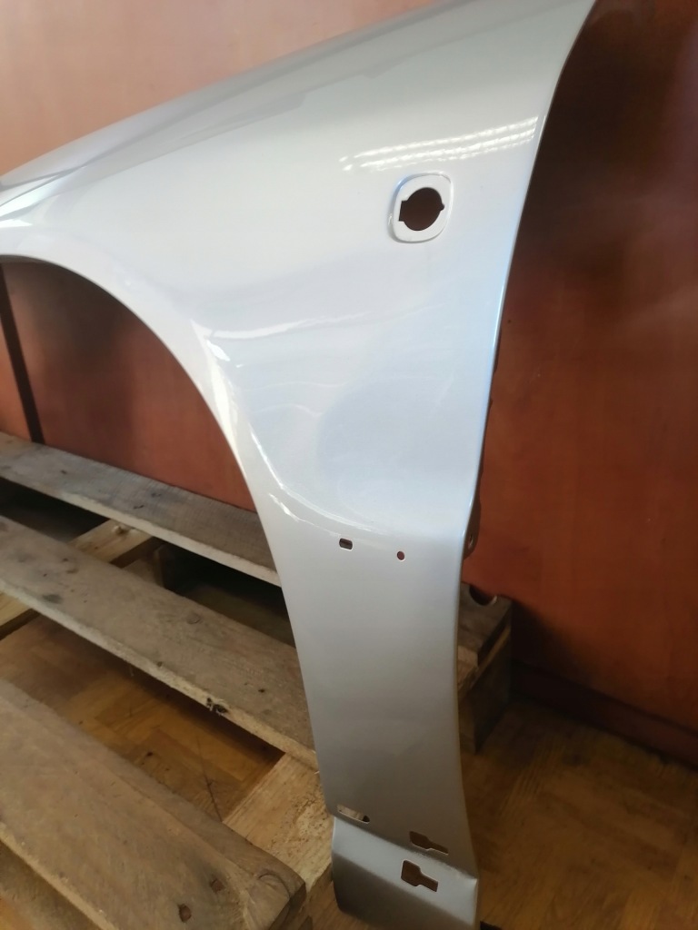 Крыло  левое  перед audi a4 b5 94-97 с отверстие на значок эмблема ly7m Оригинал