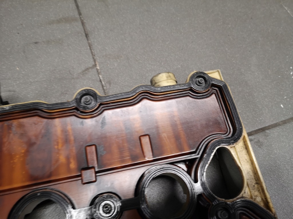 фото №7, Крышка клапанов правая audi a6 c6 3.2 06e103472l