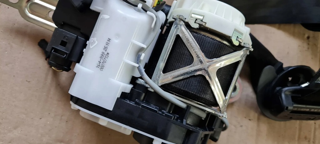 фото №16, S3 8v sedan a3 pas безопасности левый перед натяжитель 8v5857705h