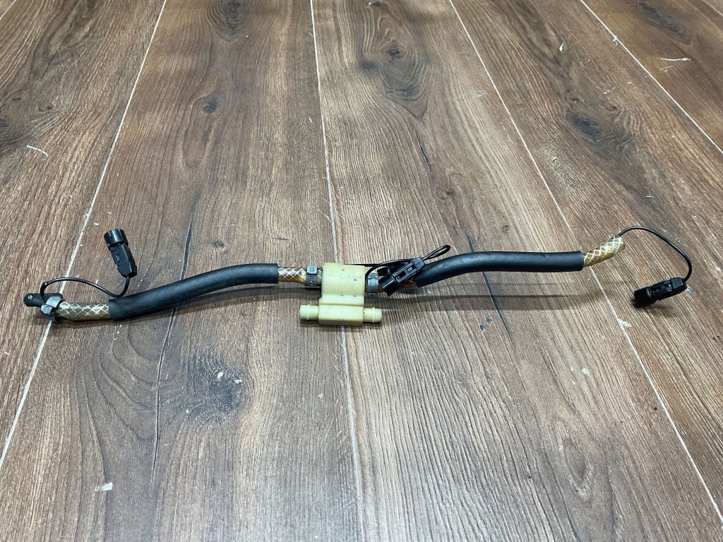 Купити Патрубок рідина do розпилювача скло передньої mercedes sl r129 1298600762