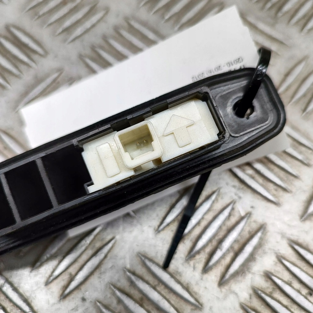 фото №6, Toyota auris e180 2012 кнопка відкривання кришки багажника