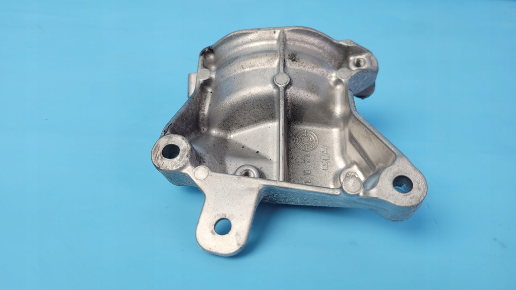 фото №12, Mercedes w206 c200 кронштейн кронштейн насоса wody a6542031701 a6542031601