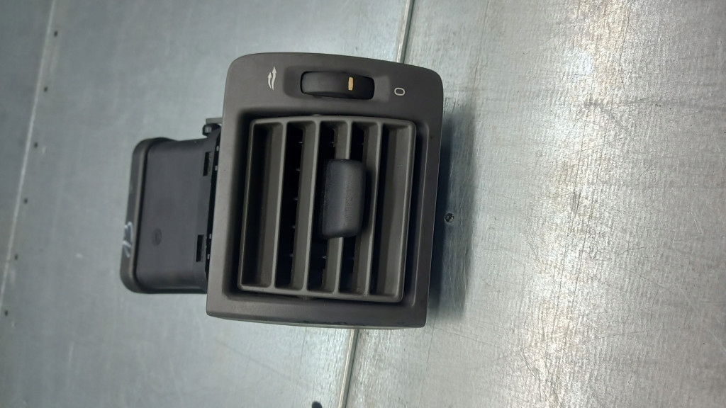 фото №1, Решётка обдув правая volvo v50 y01102