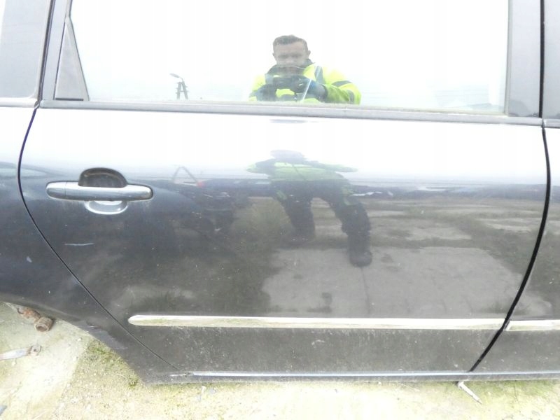 фото №1, Toyota avensis verso двері правий задня 1e2 задні праве