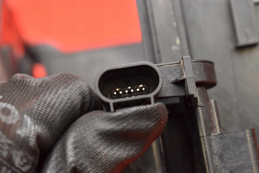 Основание аккумулятор 13354420 opel astra 4 iv j 1.6 twinport 115 km 09-12 Киев