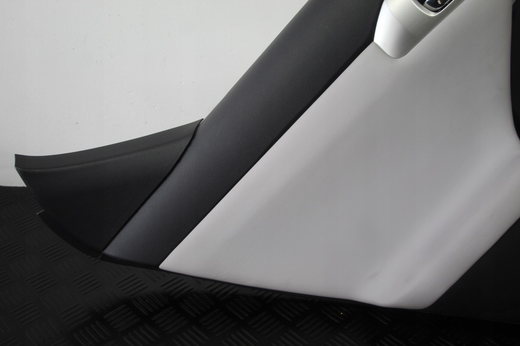 фото №2, Оббивка обшивка двері лівий задня lexus ct200h