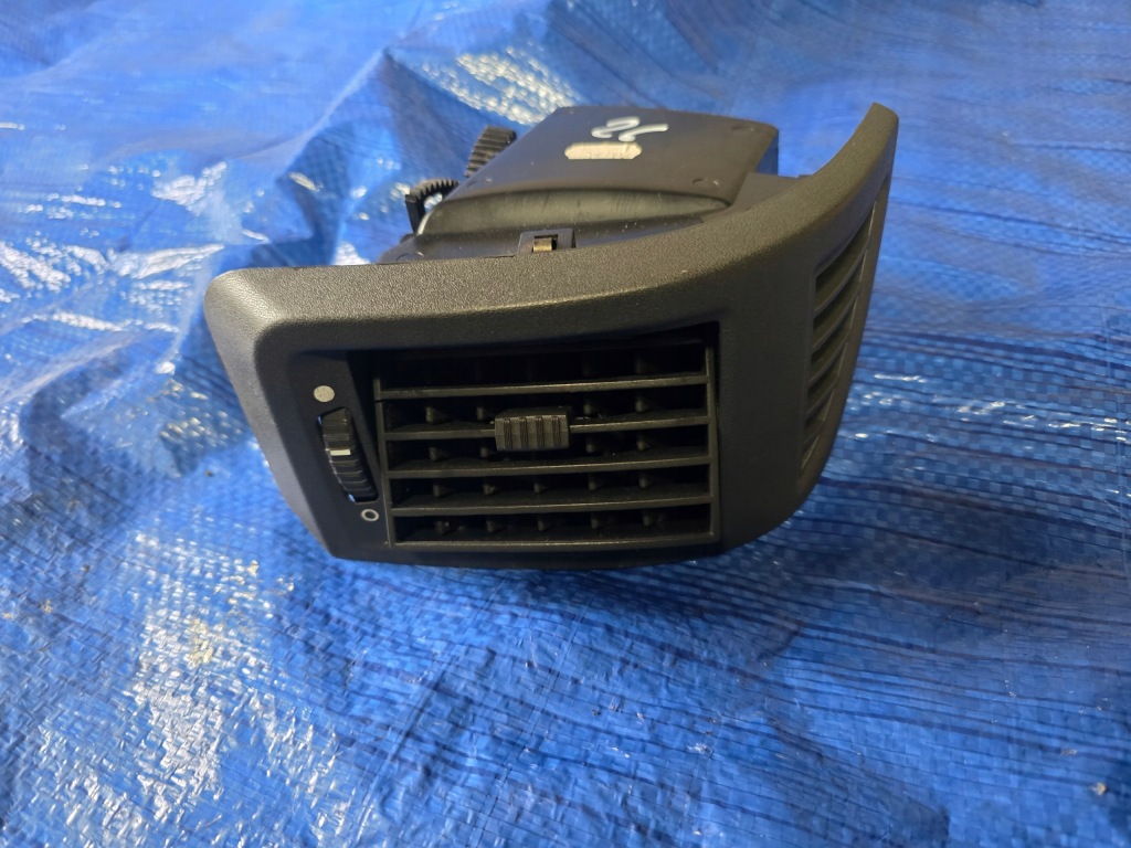 Купити #26 peugeot решітка обдув 385812