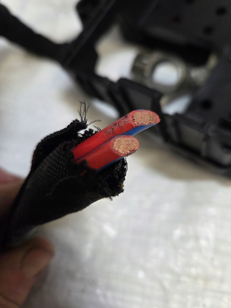 Клема коробка запобіжників на акумулятор opel astra iv j 1.4t 13368498 в Україні