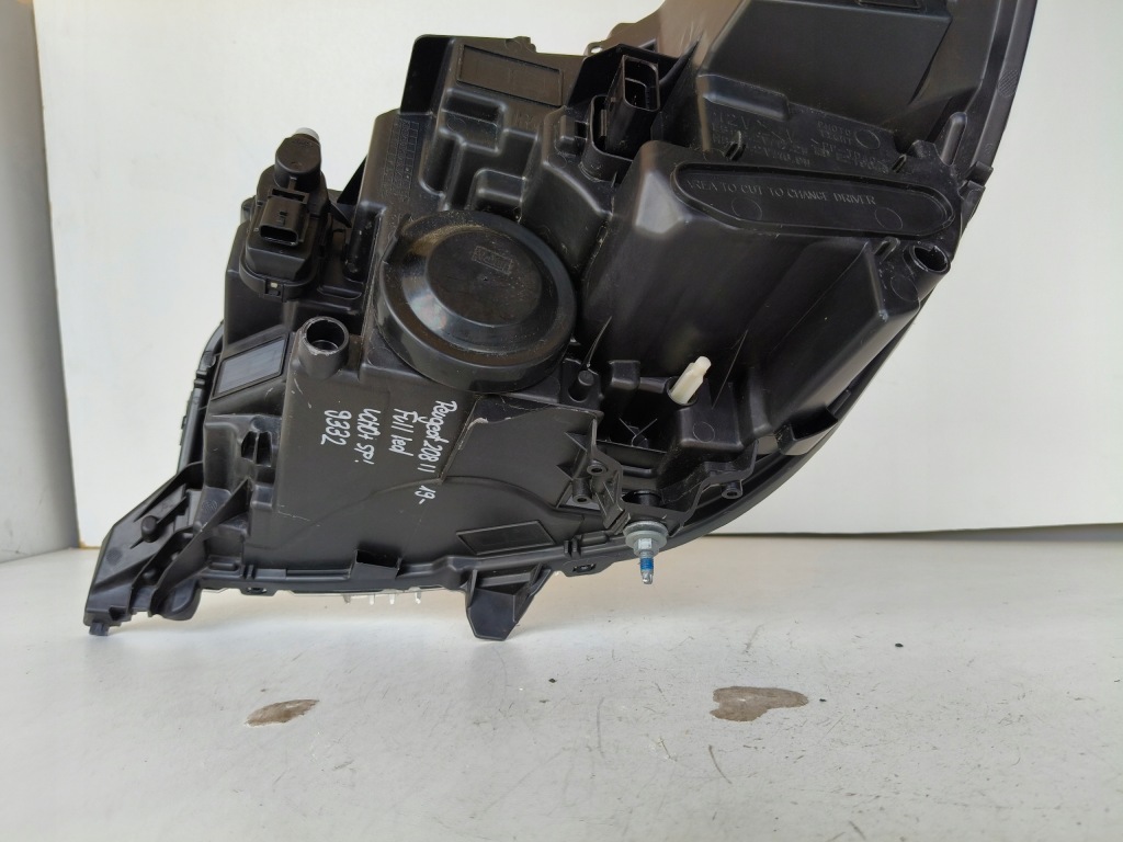 Фара правый  фара peugeot 208 2 19- full led Киев