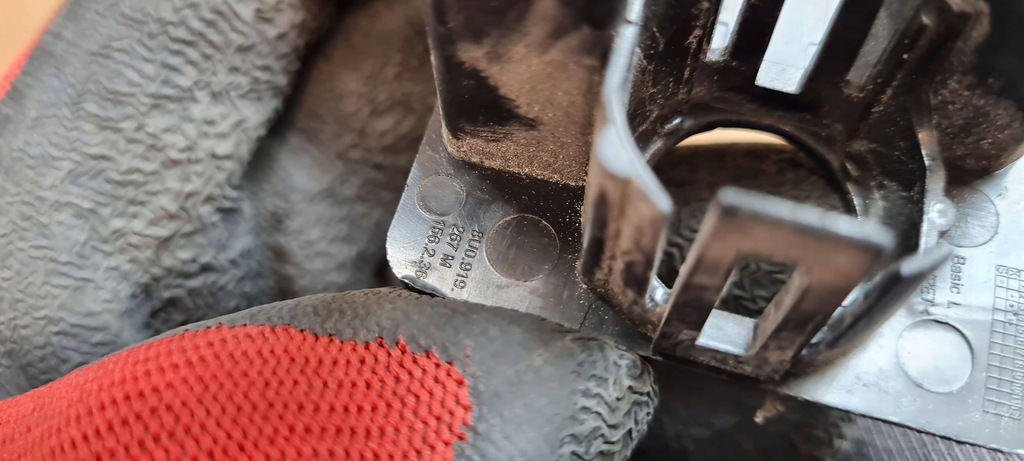 фото №8, Audi q3 8u кронштейн кронштейн датчика pdc левый перед w решётка радиатора 8u0919267m