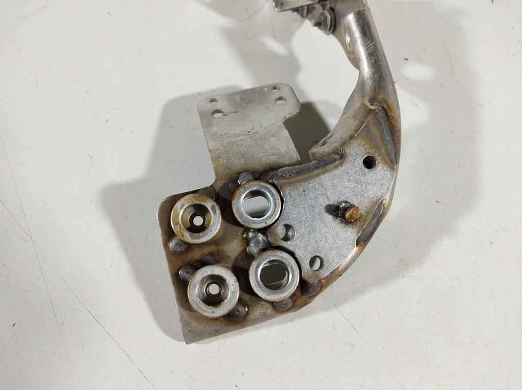 фото №11, Volvo v60 18r- кронштейн кронштейн катализатора