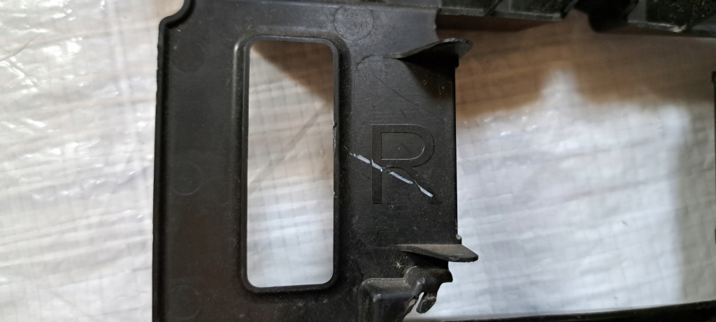 Купити Mazda 3 кронштейн  бампера передній праві bckn-502a1