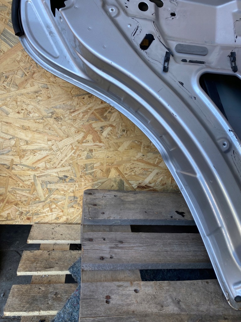 Дверь левое  задняя mercedes ml w163 серебристый Оригинал