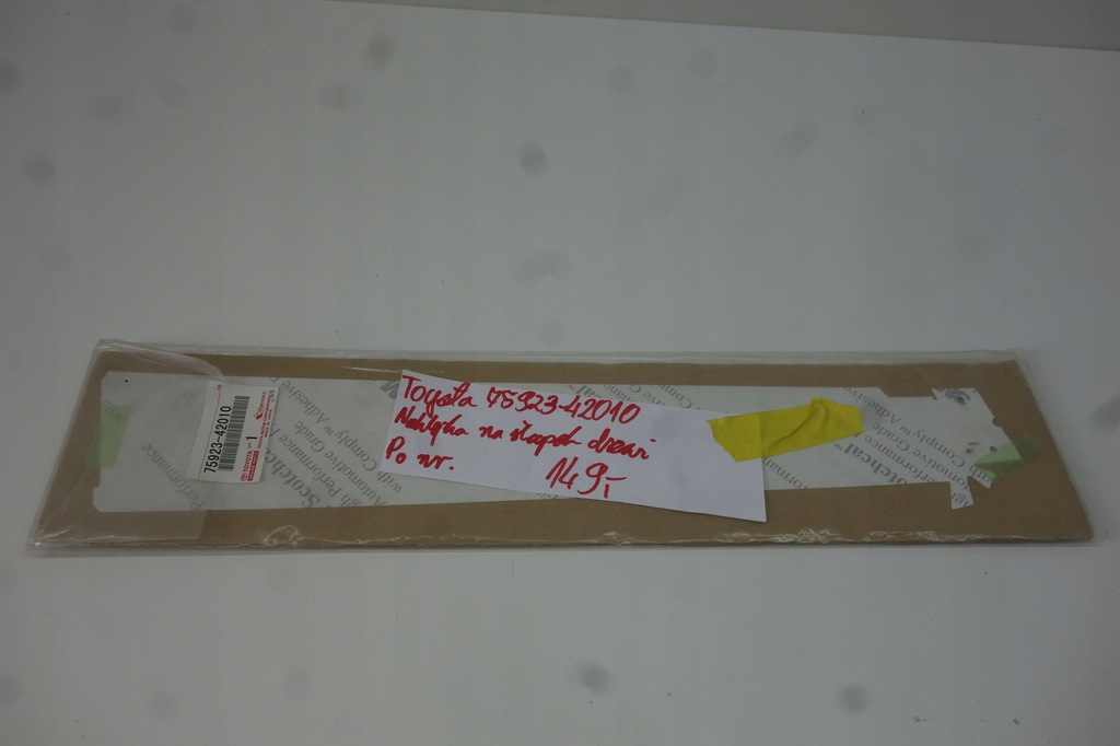 фото №1, Наклейка na блок двигателя дверь toyota 75923-42010