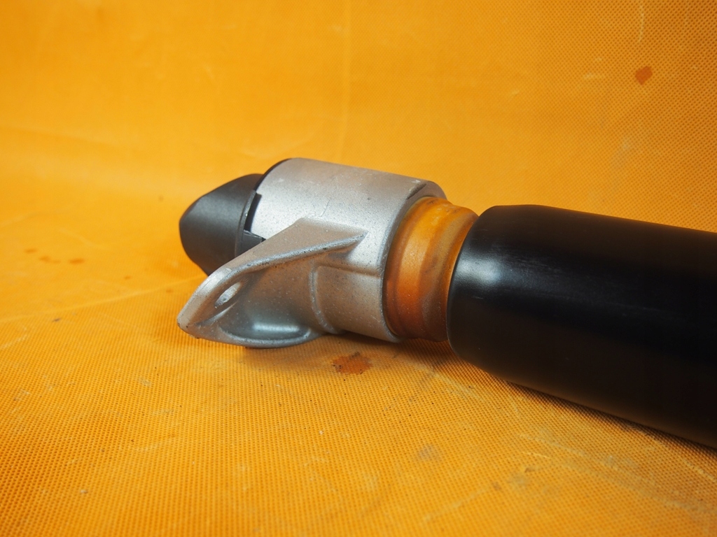 Audi e-tron амортизатор задний  lh правый 4ke615025e 27km Цена