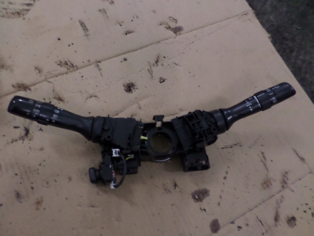 фото №1, Toyota avensis t27 перемикач поворотники