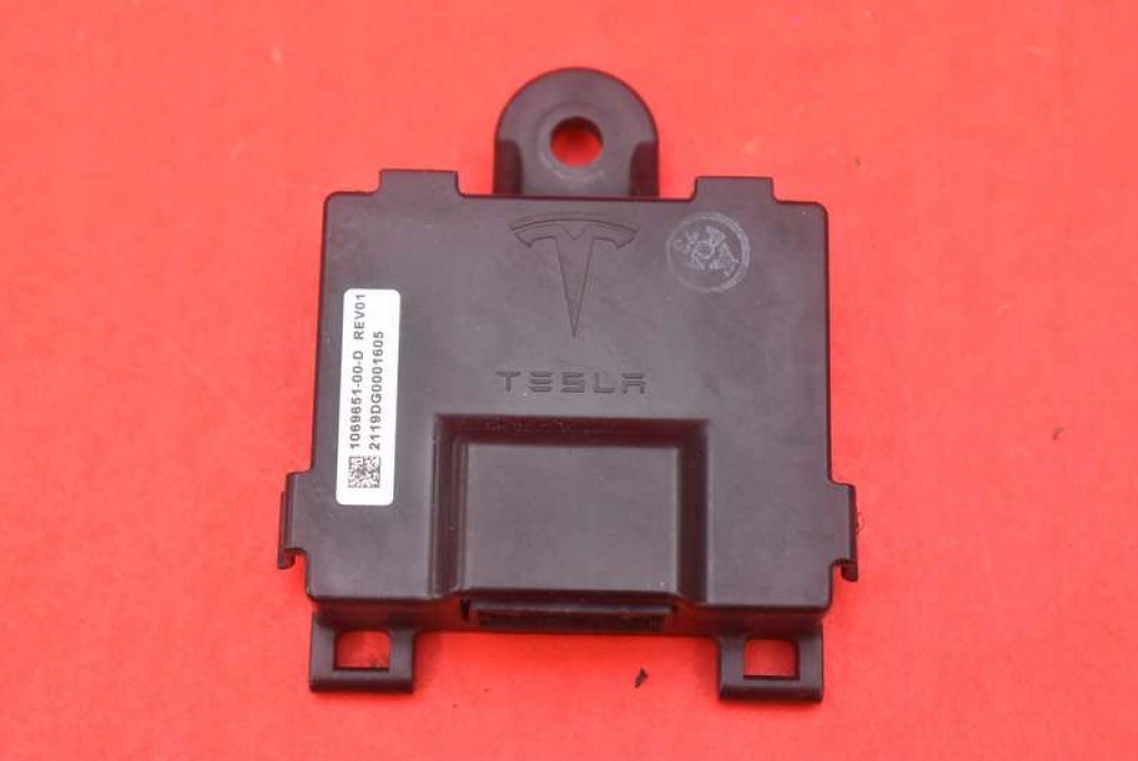 Купити Блок керування модуль ручка правий перед 1069651-00-d tesla s рестайлінг  awd 16-21