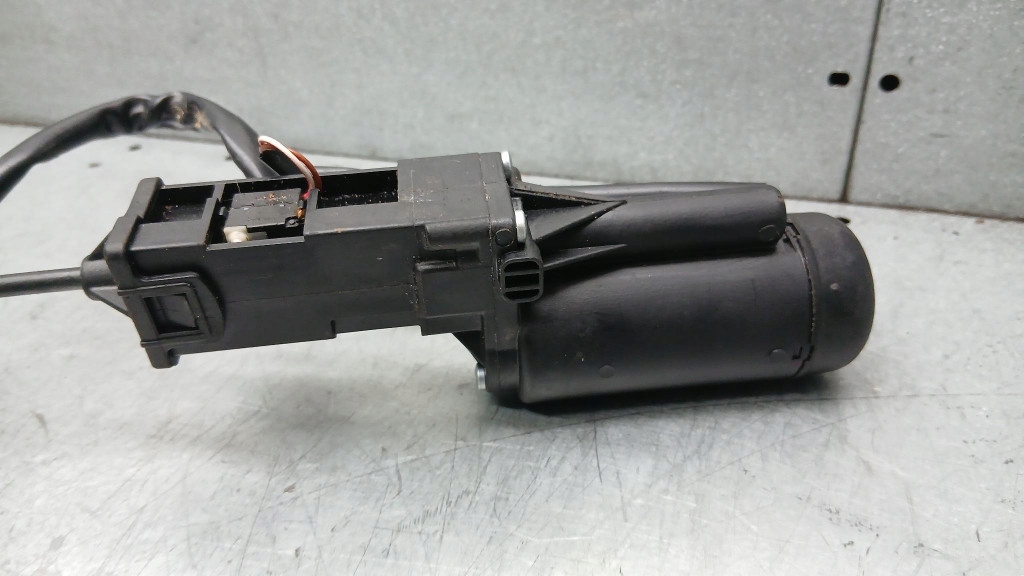 фото №8, Засувка доводчик кришки audi a8 d3 02-09r 3.0 tdi 233km