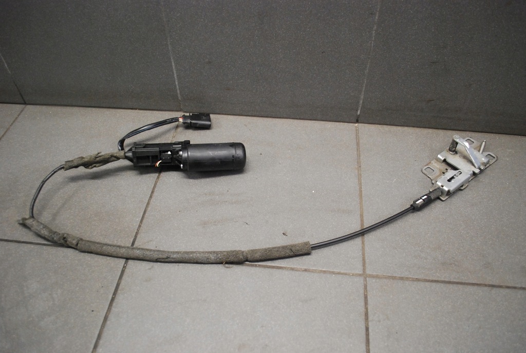 фото №1, Засувка доводчик кришки audi a8 d3 4e0827383c