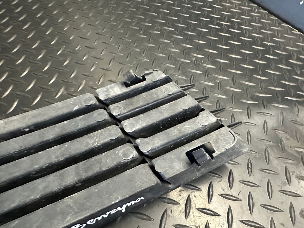 фото №10, Решётка бампера левая перед audi a8 d3 4e0807681ad