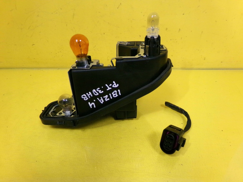 Вкладыш лампы задний правый задний  hb 3d seat ibiza iv 89392910 nr790 в Украине