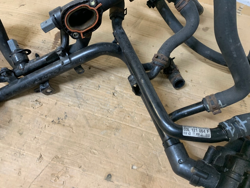 фото №16, Vw golf v 5 шланг wąż труба трубка магистраль wody корпус термостата orygi