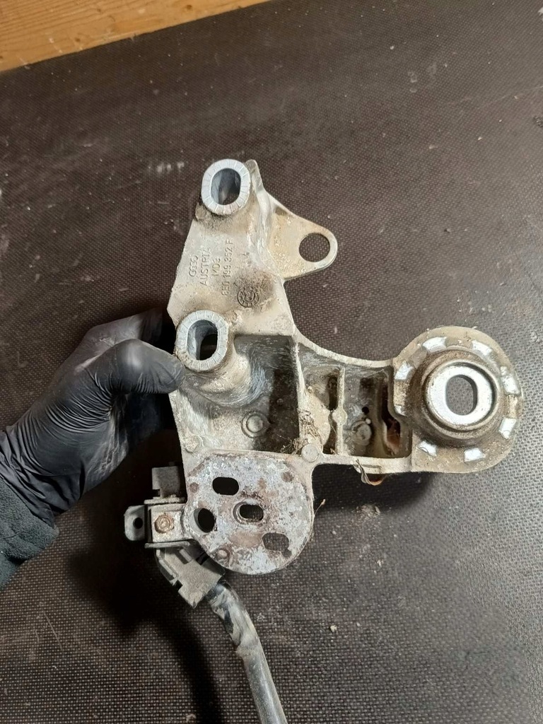 фото №4, Кронштейн подушки безопасности двигателя левая audi a4b6/b7 8e0199351