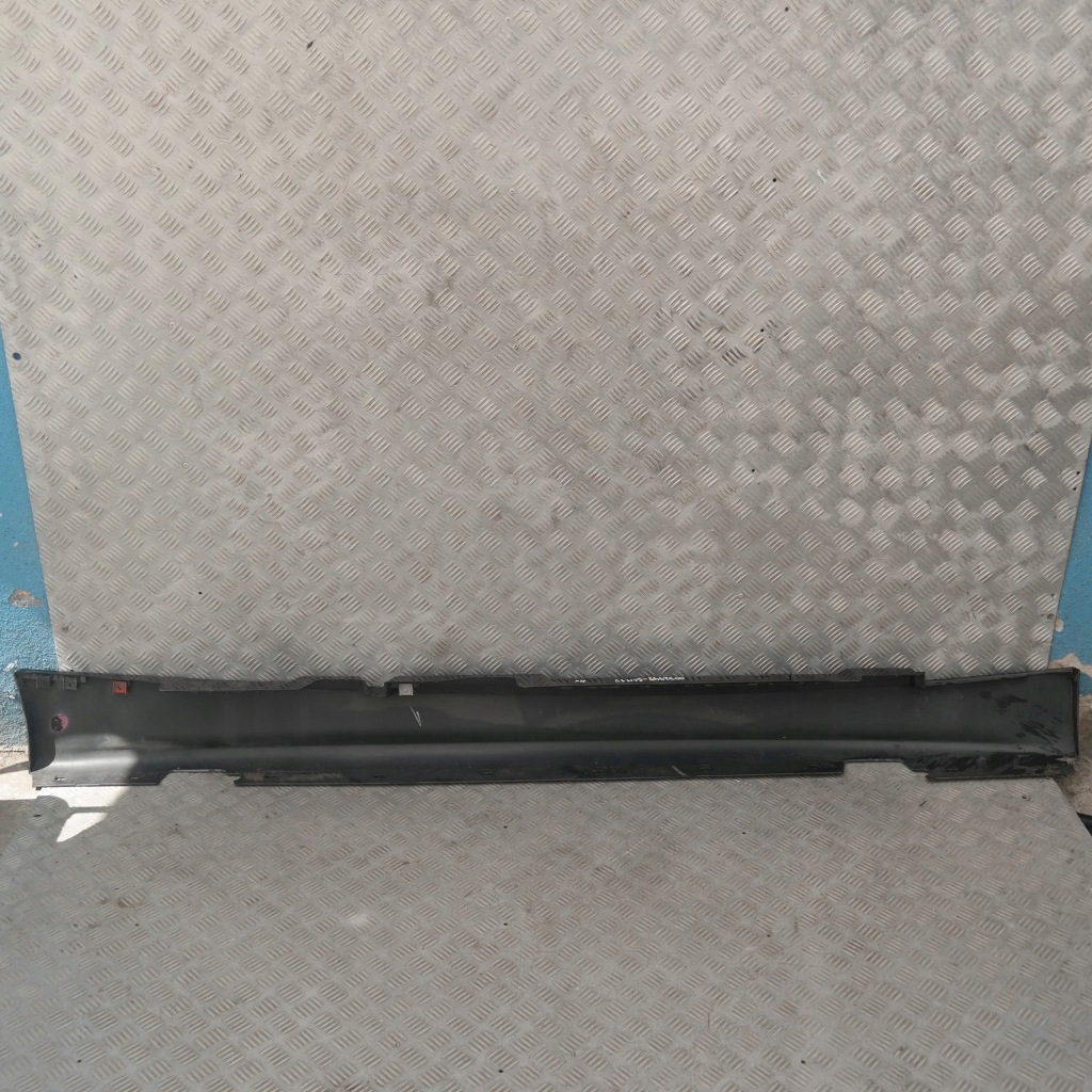 Bmw 1 e87 накладка порог левое  schwarz 2 668 Оригинал
