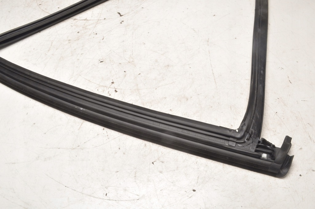 фото №11, Volvo s60 iii молдинг прокладка скло задня права